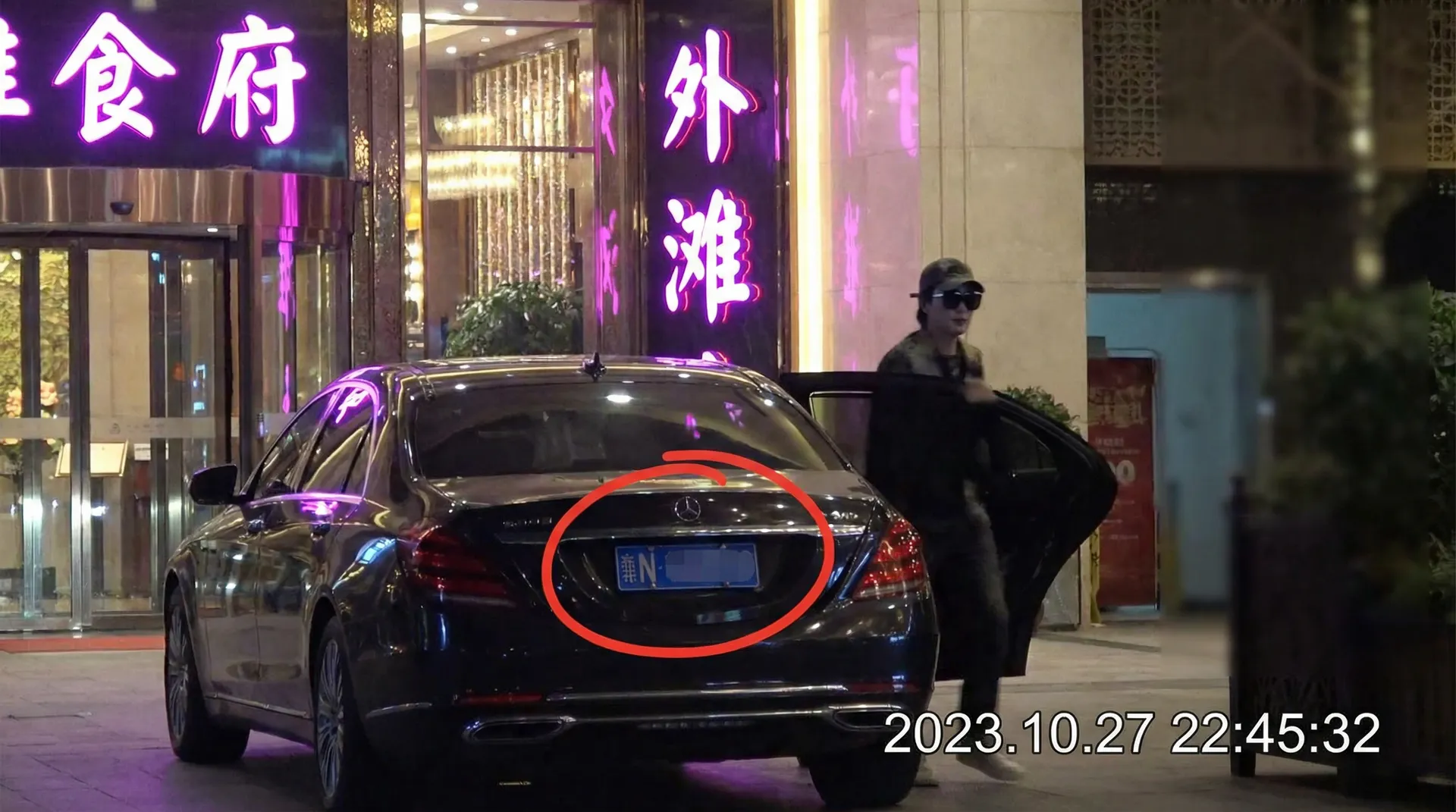 BBIN亚洲网址 - 豪车餐厅外被拍